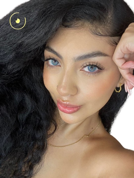 Modelo con el tono Blue martini