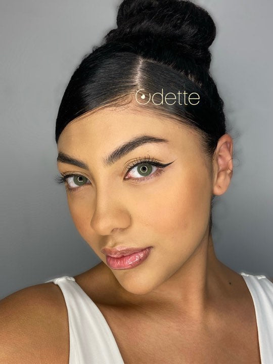 Modelo con el tono Jade