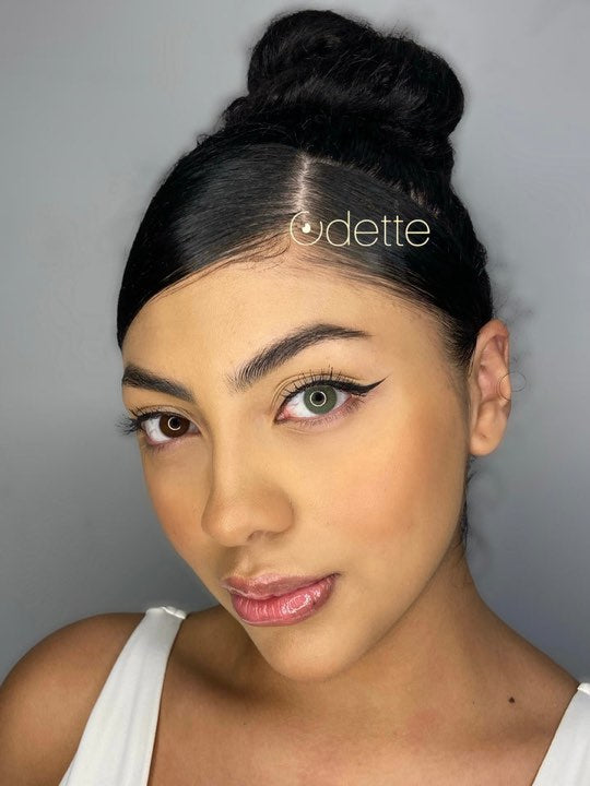 Modelo con el tono Jade